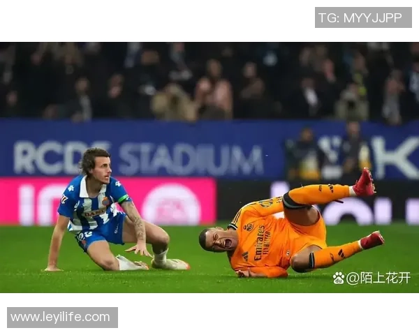 西甲赛场惊现冷门曼联绝杀曼城引发全场狂欢