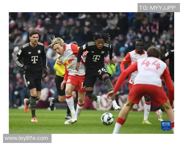 友谊赛精彩对决巴黎圣日耳曼与拜仁战成平局乌龙球引发全场热烈反响