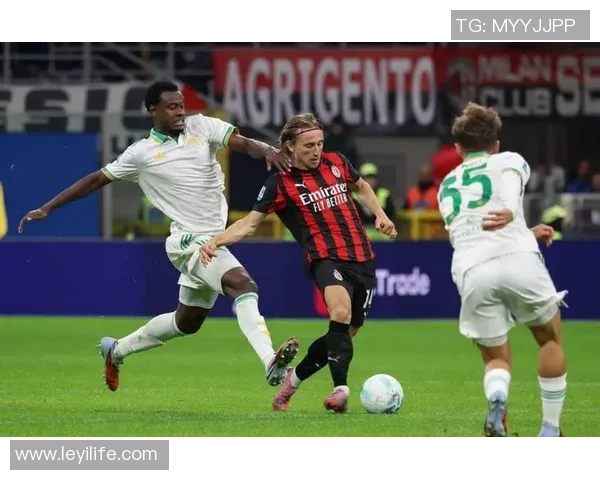 足总杯激战：AC米兰与曼城战成平局神奇扑救引发全场欢呼与转会传闻