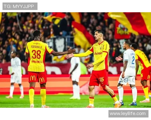 意甲激战：里昂大胜那不勒斯红牌争议引发全场热议